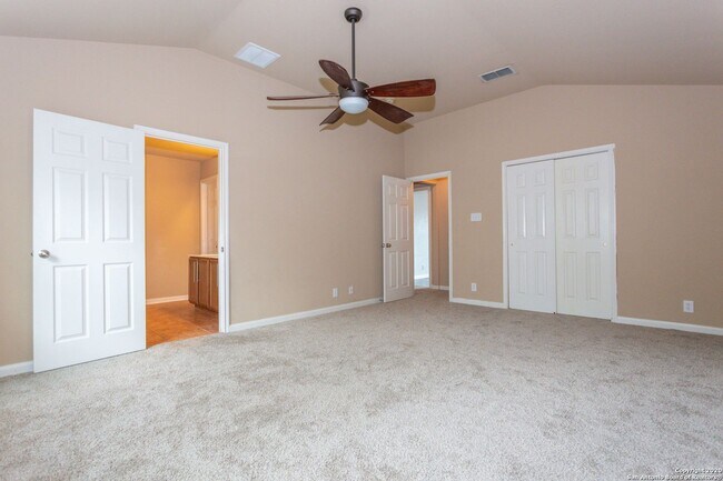 Building Photo - Spacious Stone Oak Beauty