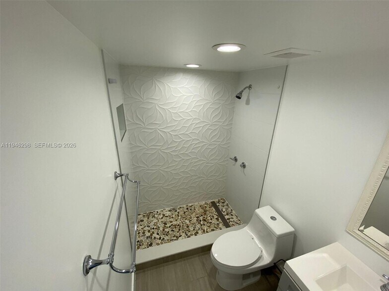 Building Photo - 805 NW 7th Street Rd