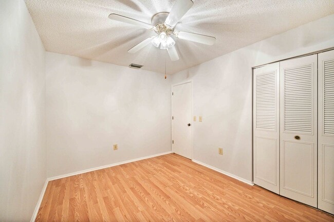 Building Photo - Beautiful Must See!! 3/2 Plus Sunroom & Garage!!  Gated Community!!