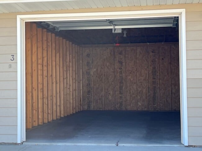 Building Photo - 2 Bedroom /1 Bath Apartment!