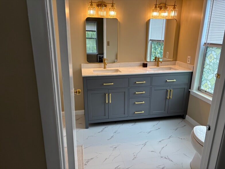 Master bedroom Bathroom - 113 Cascade Ct
