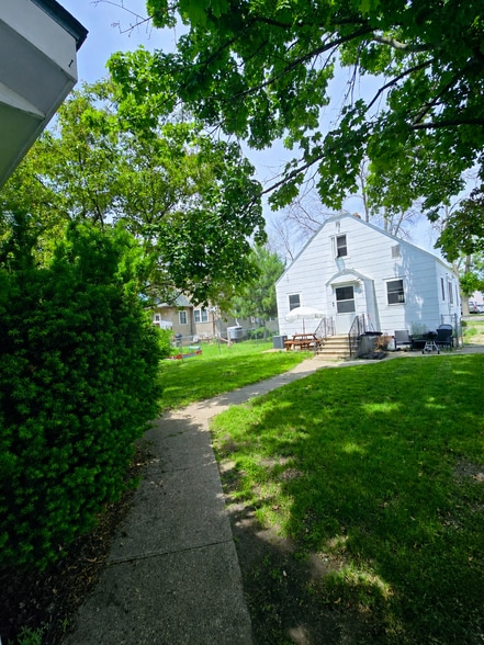 Building Photo - 1805 Division St W