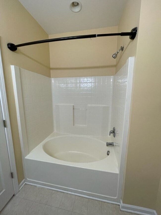 Building Photo - Come take a look at this end unit 3 bedroom, 2.5 bath townhouse located in very desirable FORT MI...