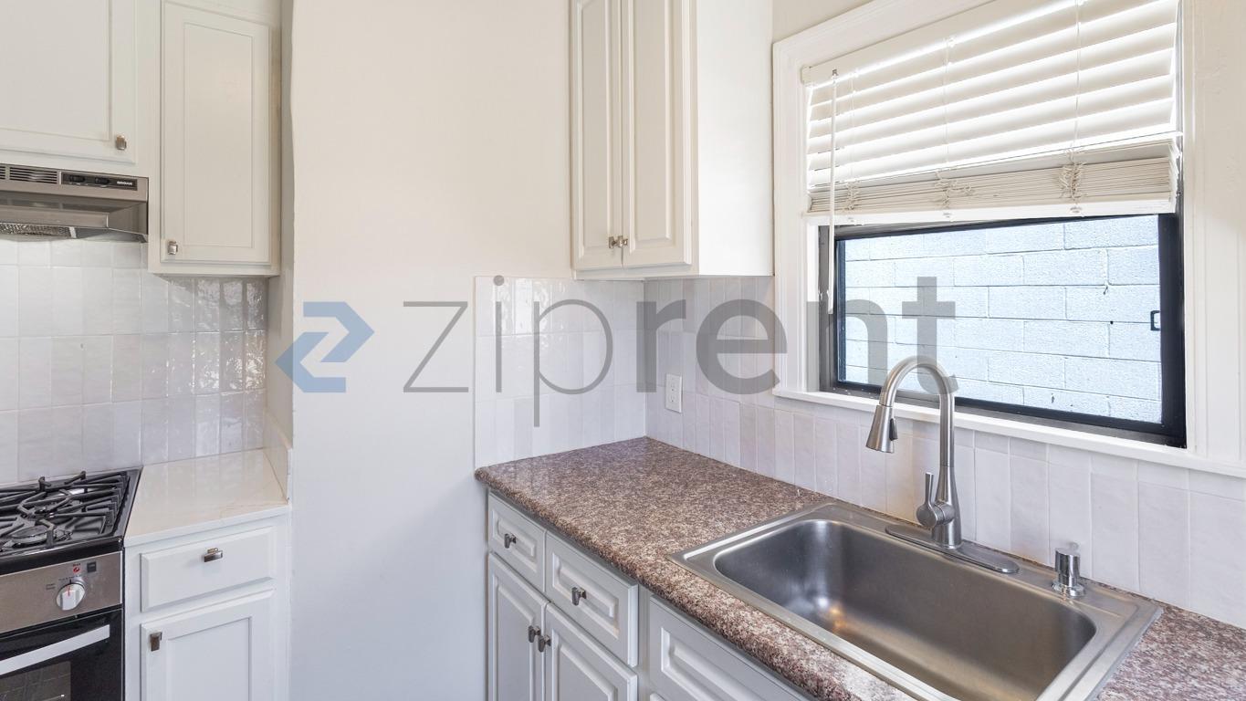 Building Photo - Unit 4