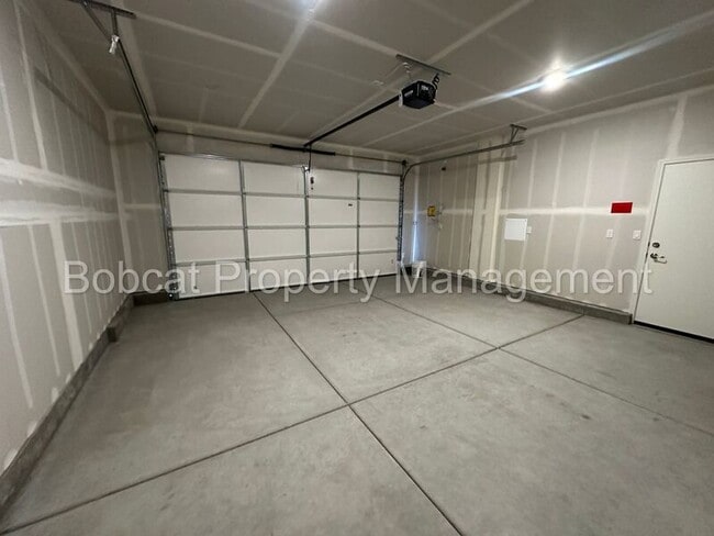 Building Photo - 925 Nelle Dr