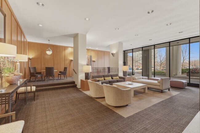 Building Photo - 2626 N Lakeview Ave