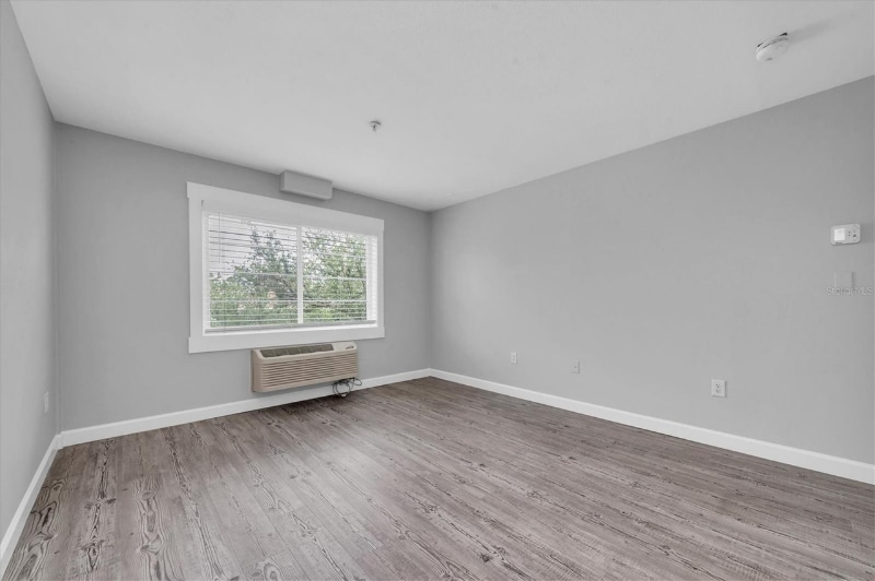 Building Photo - 406 S Cedar Ave