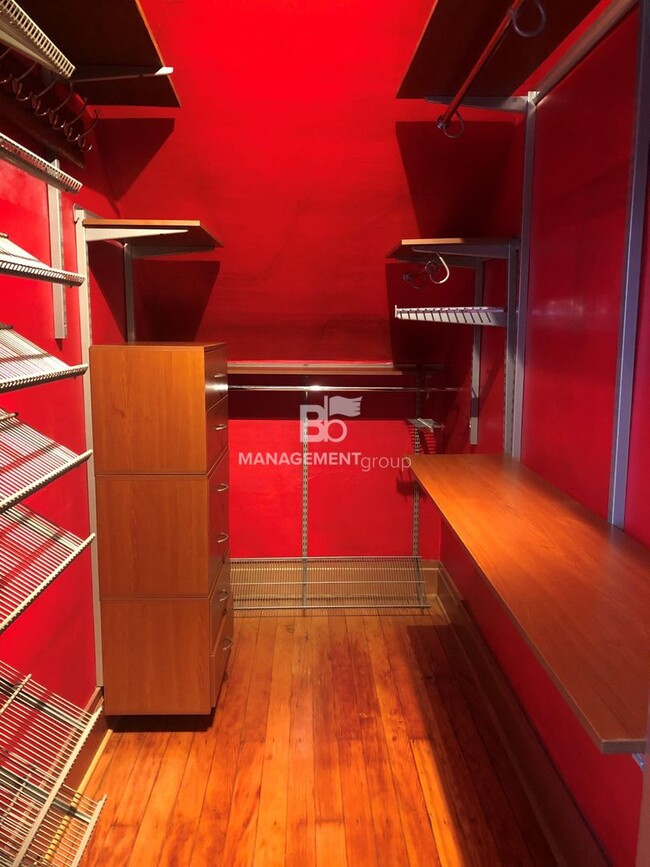 Building Photo - Close-In NE Portland Victorian Offers  Perfect Blend of  Old Charm with Newer Amenities. Lush Pri...