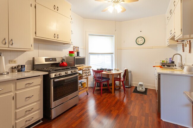 Building Photo - 1451 W Berwyn Ave