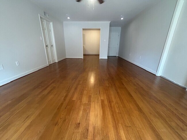 Building Photo - 5516 Lakeshore Dr