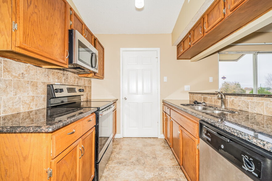 Building Photo - 1205 High Valley Dr