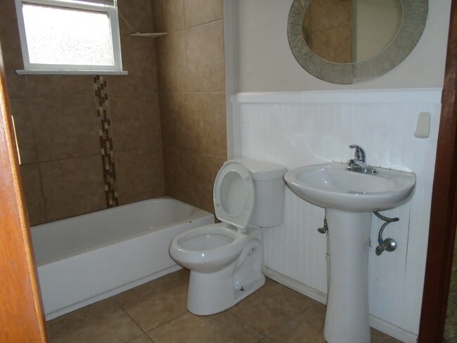 Building Photo - 221 Walnut St