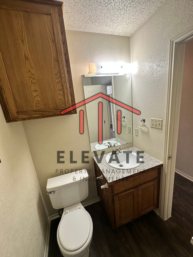 Building Photo - Cozy 2 bed/2bath duplex nestled in Moore E...