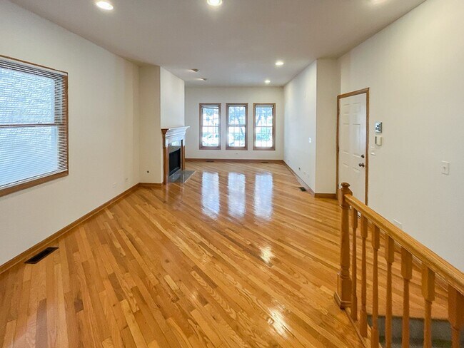 Building Photo - 1319 W Belmont Ave