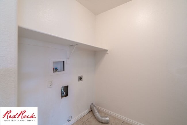 Building Photo - Spacious 3 Bedroom Townhome in Central St....