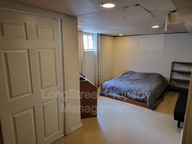 Building Photo - 943 NW 11th St