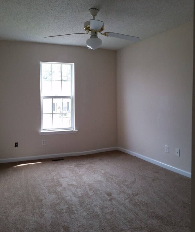 Building Photo - MOVE IN TODAY!  Large 4 bed 2 bath with bo...