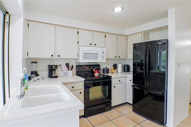 Building Photo - 644 Bonita Ct