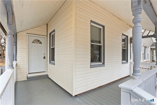 Building Photo - 393 Huntington St