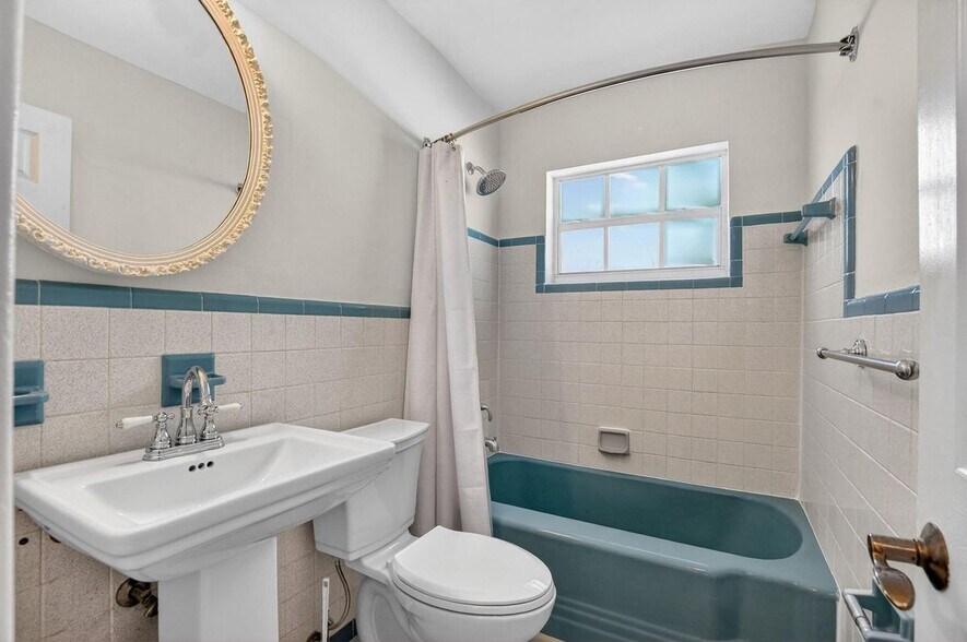 Building Photo - 467 NE 31st St