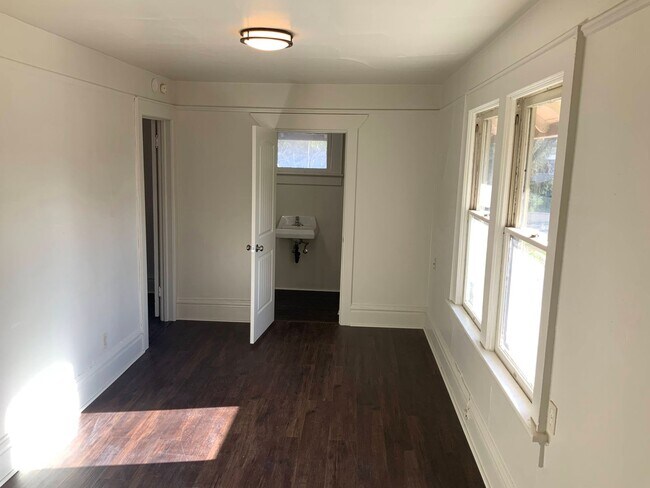 Building Photo - 1 Bedroom, 1 Bath Near Downtown