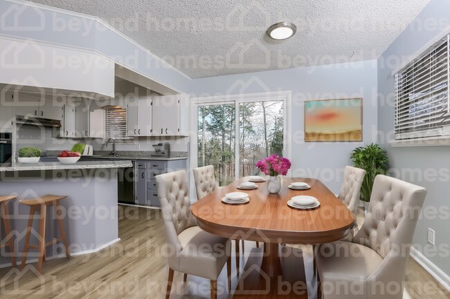 Building Photo - Beautifully renovated home with 3 bedroom ...