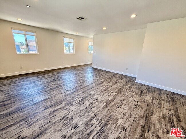 Building Photo - 3753 Woodlawn Ave
