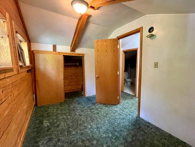 Building Photo - Cute 2 story, pet friendly cabin