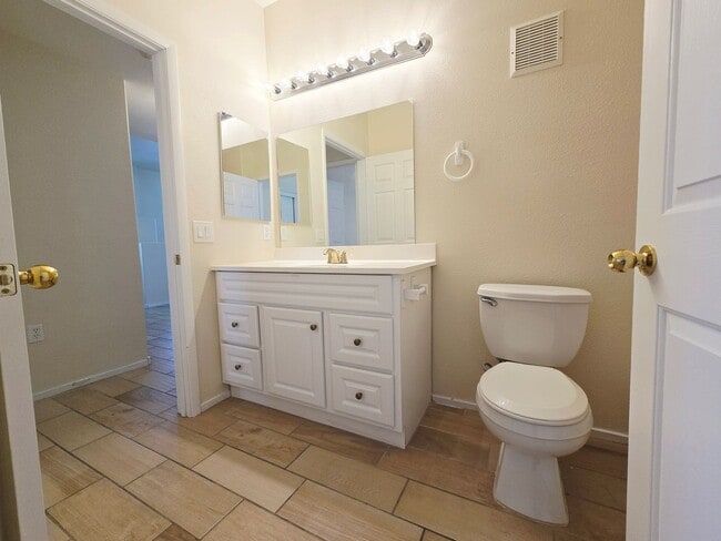Building Photo - BEAUTIFUL GATED COMMUNITY WITH CLUBHOUSE, COMMUNITY POOL, COMMUNITY SPA, EXERCISE ROOM. FIRST FLO...