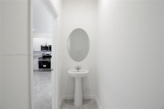 Building Photo - 2747 SE 25th Ave