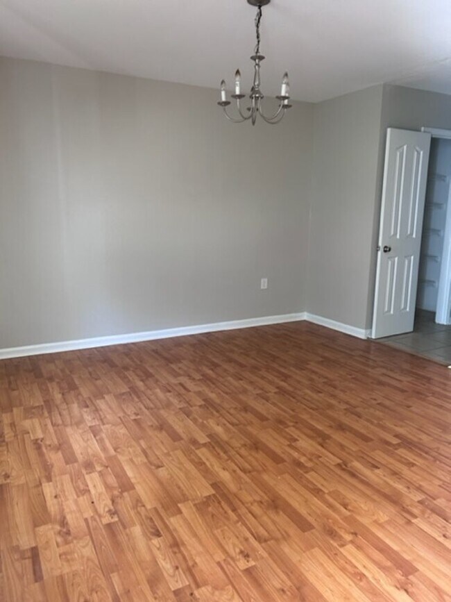 Building Photo - Stunning 4 Bedroom Home in Coulwood East Community