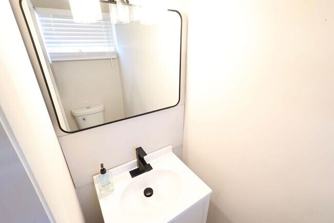 Building Photo - 894 Sutherland Ave