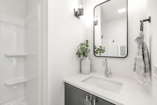 Building Photo - Modern Living in the Heart of Plaza Midwood!