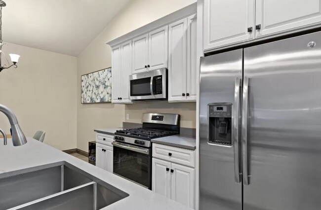 Building Photo - Gorgeous 3 bedroom 2 bath in Belgrade