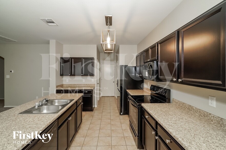 Building Photo - 1013 DUMFRIES Dr