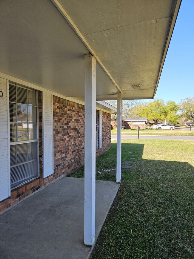 Building Photo - 3 BEDROOM