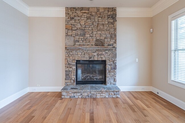 Building Photo - Stunning 4-bedroom, 3.5-bathroom home loca...