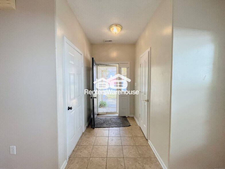 Building Photo - 805 Greystone Trce