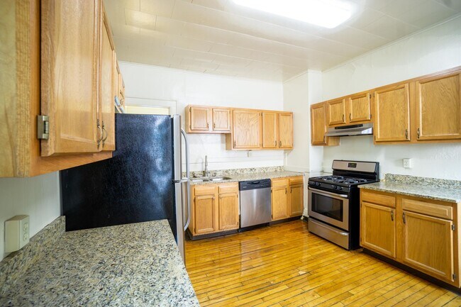 Building Photo - 3 Bedroom Apartment with Great View of Tho...