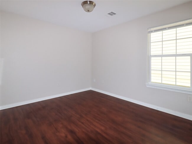 Building Photo - 7413 Blue Jay Dr