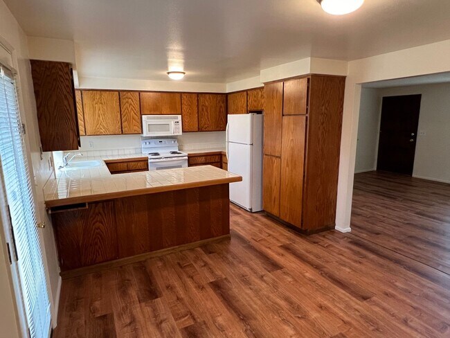 Building Photo - 3 Bedroom, 2 Bathroom in N. Coburg Rd Area