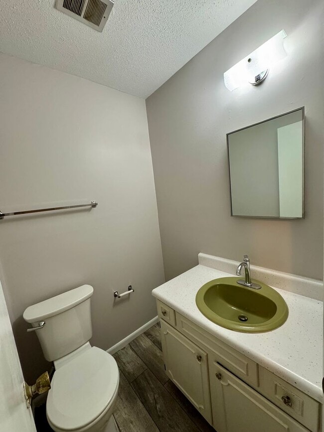 Building Photo - Townhouse for Rent in Broadway