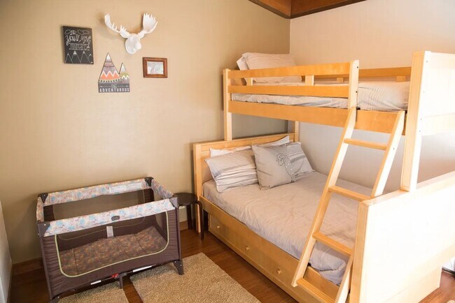 Building Photo - Winter Seasonal Rental- Treehouse H 307