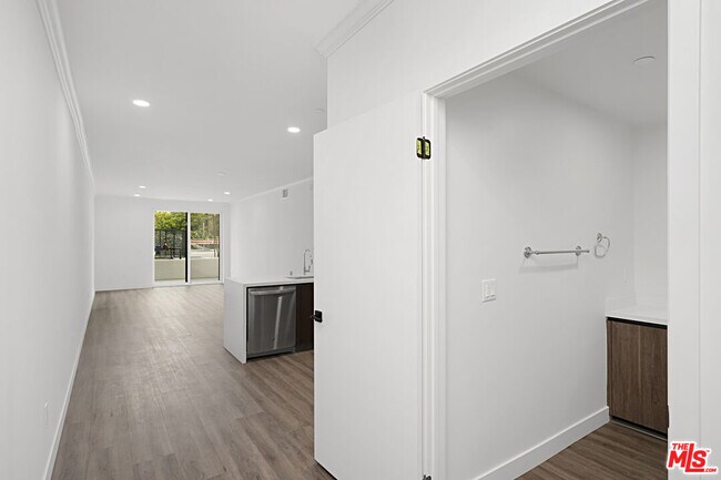 Building Photo - 6144 Whitsett Ave
