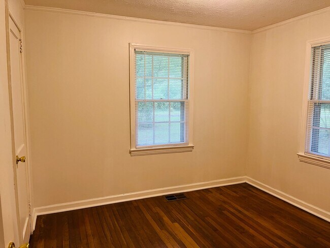 Building Photo - 3 bedroom, 1.5 all brick ranch with 2 car ...