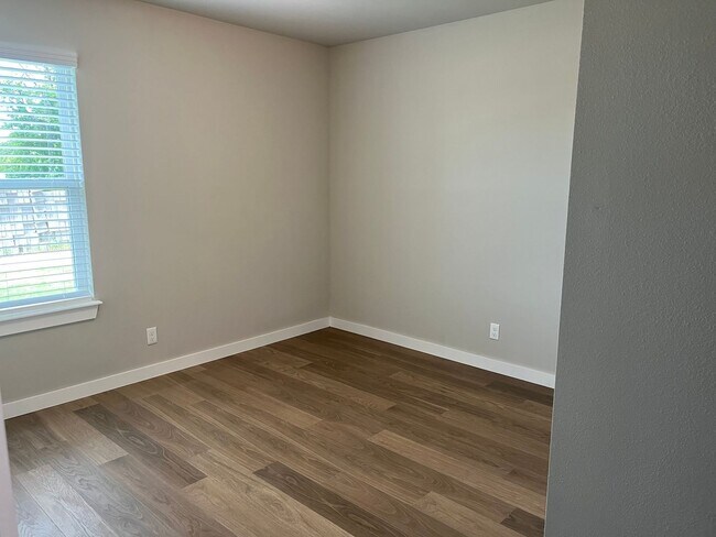 Building Photo - BRAND NEW DUPLEX!