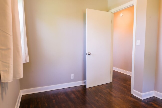 Building Photo - 2 bedroom and 1 bath bungalow in Elizabethon