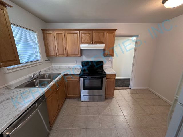 Building Photo - Charming 3-Bed Retreat in Milwaukie - Cozy 923 Sq Ft Haven!