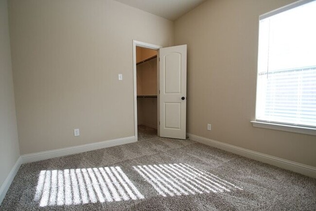Building Photo - Beautifully Upgraded 3/2 Duplex w/ Garage & Fenced Yard | Off Camp Bowie!