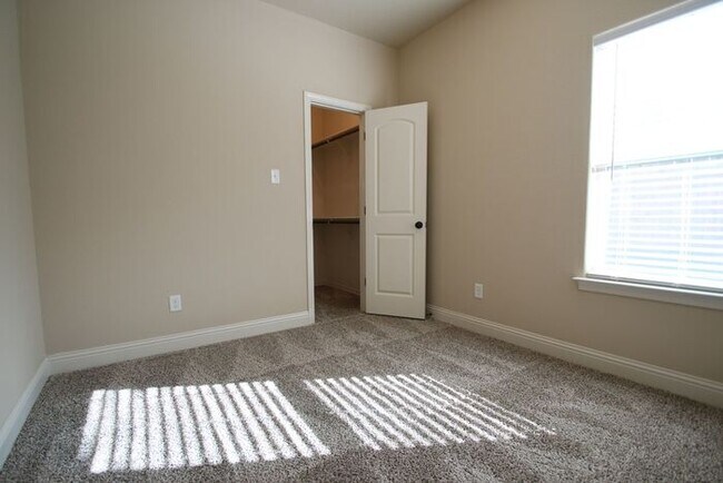 Building Photo - Coming soon: upgraded 3BD/2BA duplex near Camp Bowie & Downtown FW